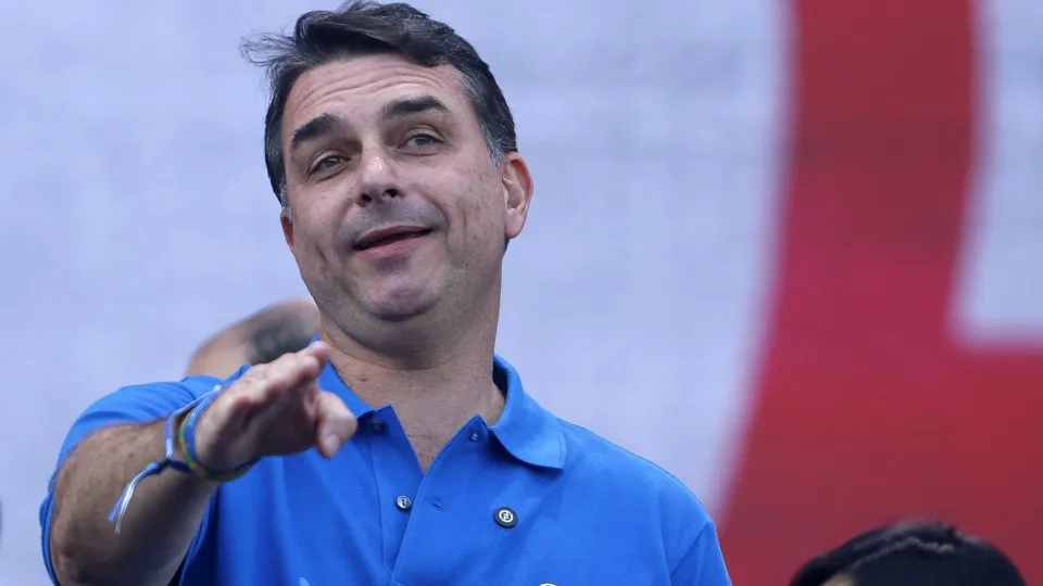 Faria Lima torce por desembarque de Flávio Bolsonaro em favor de Caiado