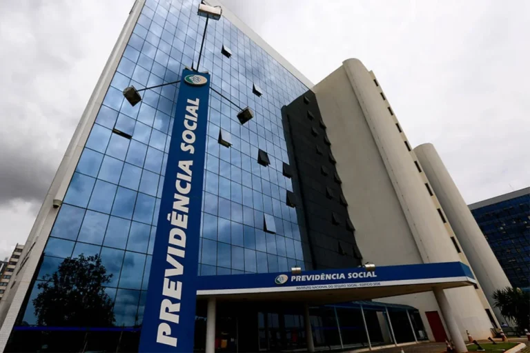Fila de espera por benefícios do INSS cai para menor nível desde 2023
