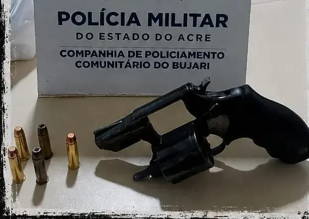 Homem é preso com revólver carregado durante abordagem dentro de bar