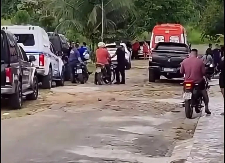 As informações iniciais apontam que a vítima estava em casa quando o imóvel foi invadido.
