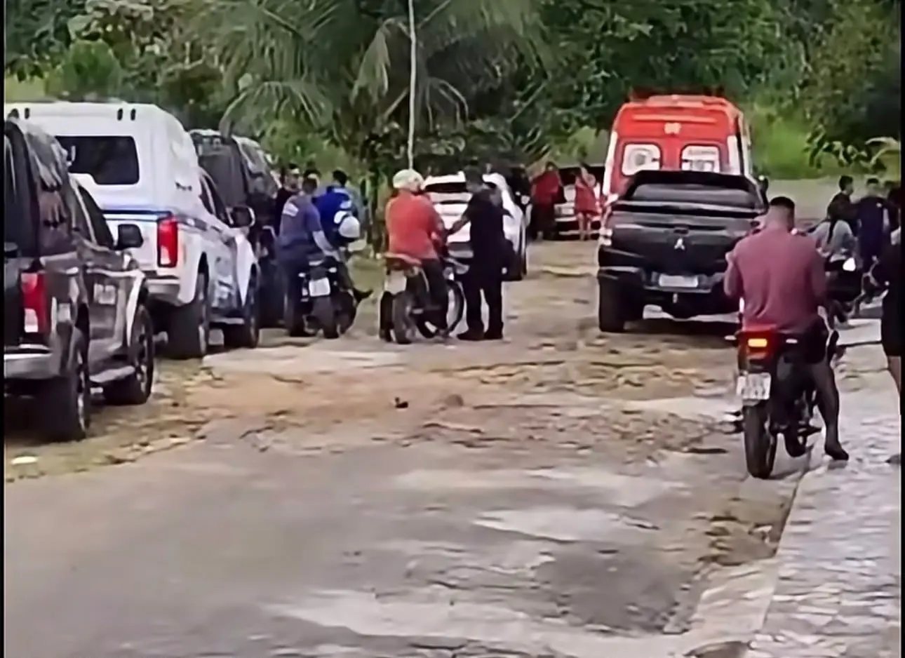 As informações iniciais apontam que a vítima estava em casa quando o imóvel foi invadido.