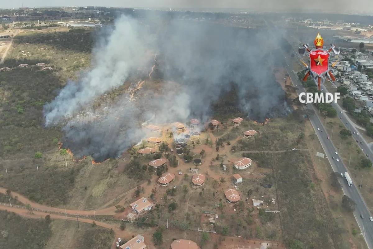 Incêndio destrói três ocas e queima área equivalente a 40 campos de futebol