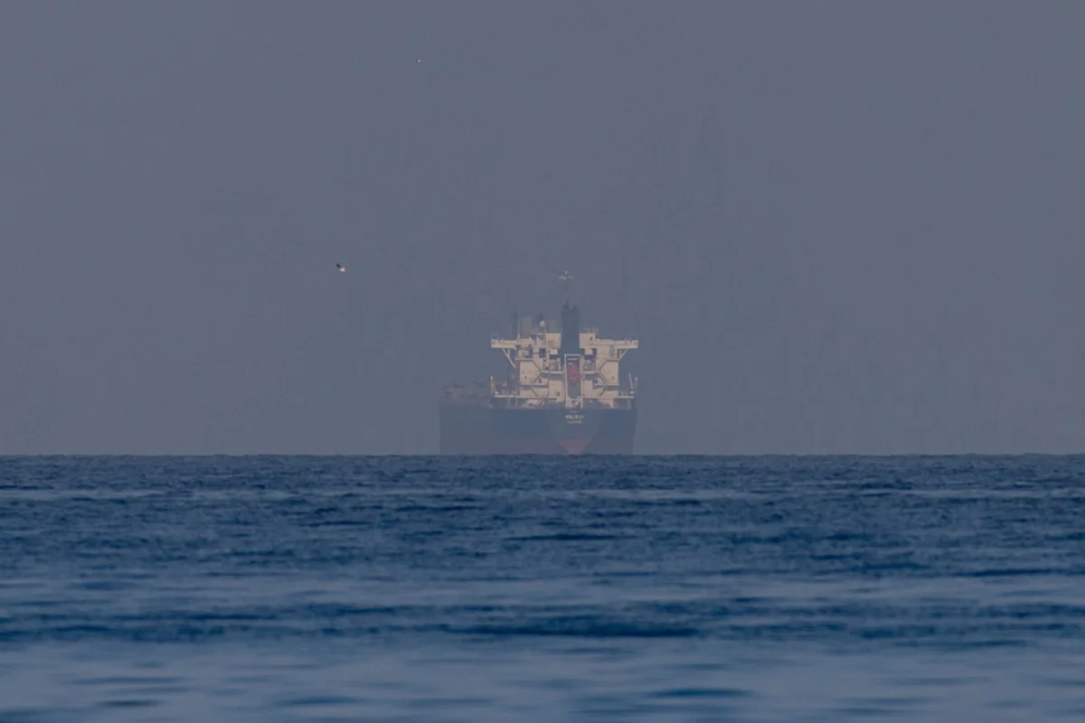 EUA atacam alvos do Irã no Estreito de Ormuz, e navio-tanque é atingido