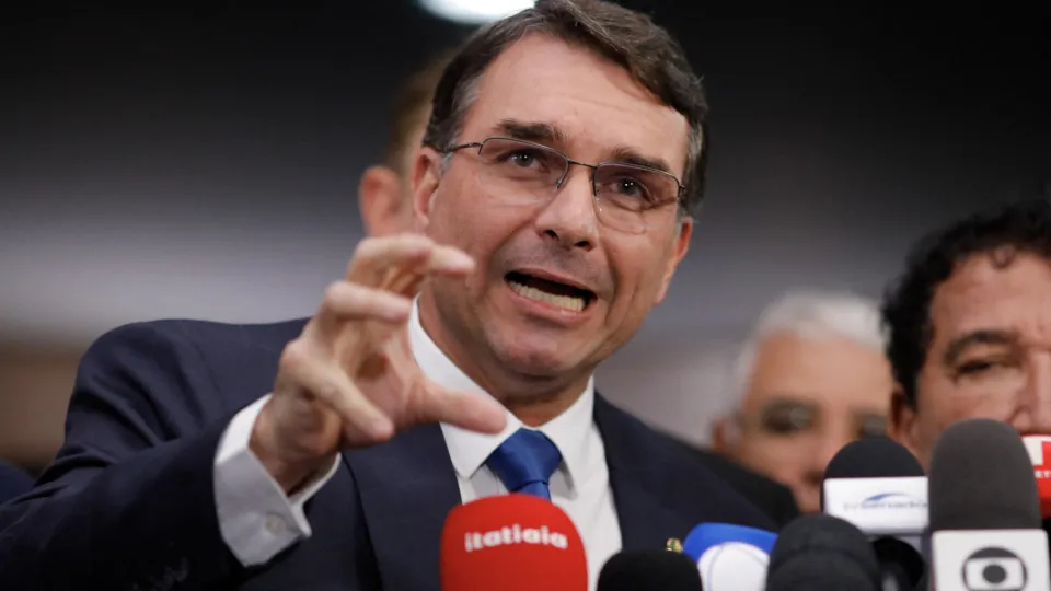 “Com ele que quero debater”: Flávio Bolsonaro justifica ausência e mira em Lula