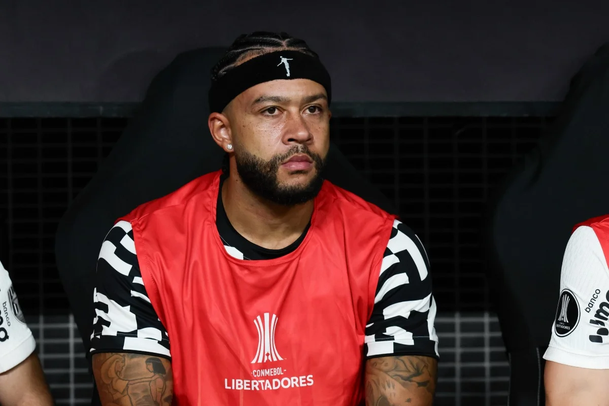 Corinthians promete medidas após clipe de Depay mostrar sede do clube em chamas