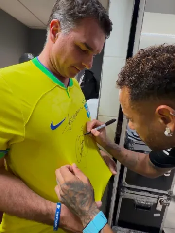 Neymar se encontra com Flávio Bolsonaro no Rio e autografa camisa da Seleção