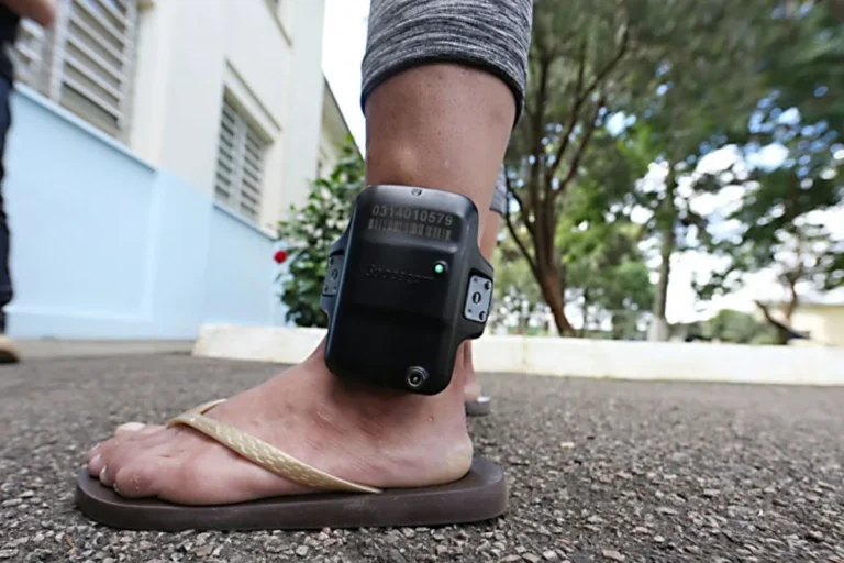 ele teria resistido à abordagem e avançado contra os militares
