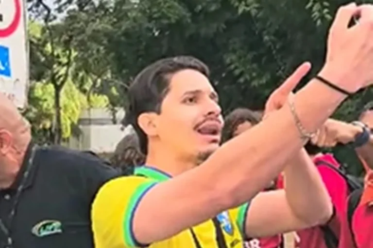 Novo repudia “dedada” levada por candidato conhecido por atrapalhar aulas