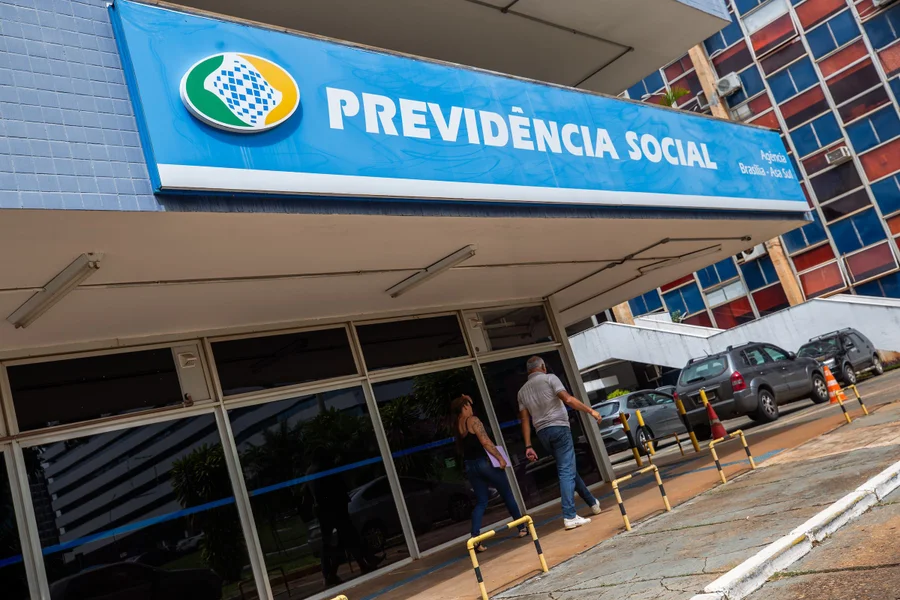Uma excelente notícia para milhões de brasileiros: o governo federal oficializou, por meio de decreto publicado no Diário Oficial da União, a antecipação do 13º salário de 2026 para aposentados e pensionistas do INSS.