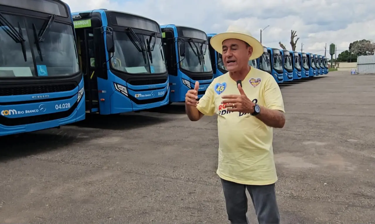 Bocalom celebra novos ônibus e anuncia gratuidade para alunos