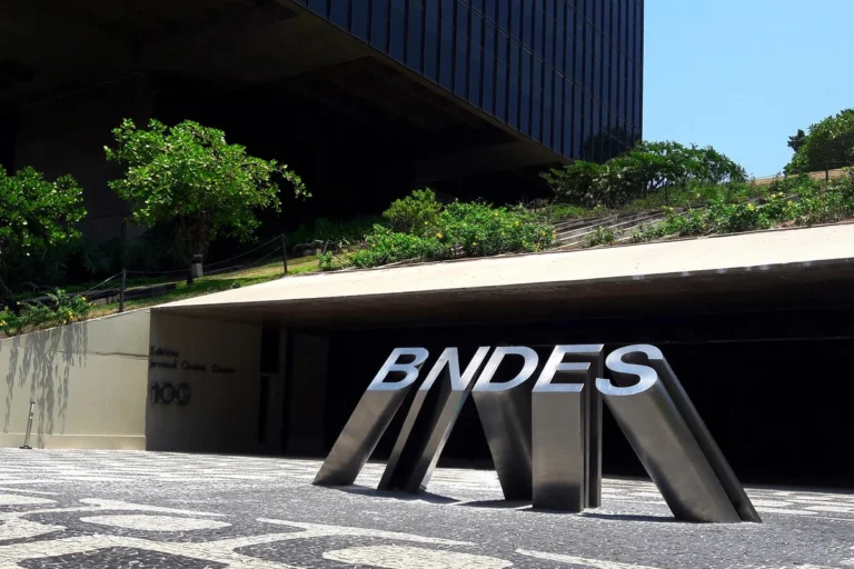 Tarifaço dos EUA e guerra no Irã levam empresas a pedir R$ 12 bilhões ao BNDES