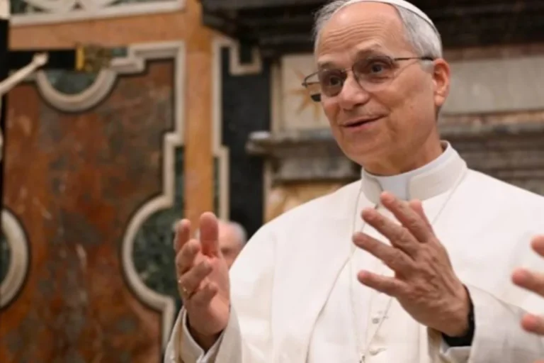 Papa inicia visita de quatro dias à França para dialogar com sociedade secularizada e jovens