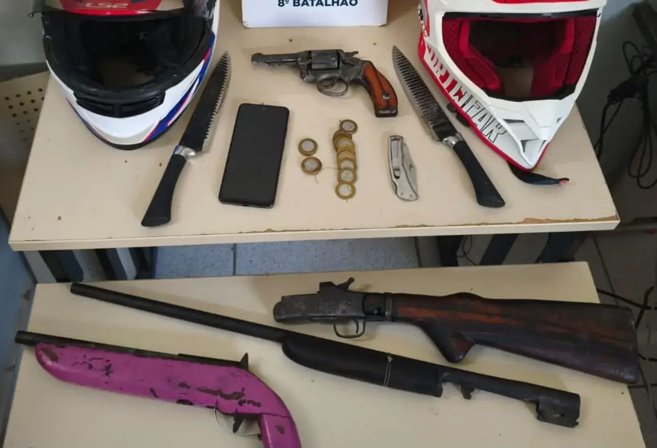 PM prende cinco suspeitos e apreende armas após furto a residência no Acre