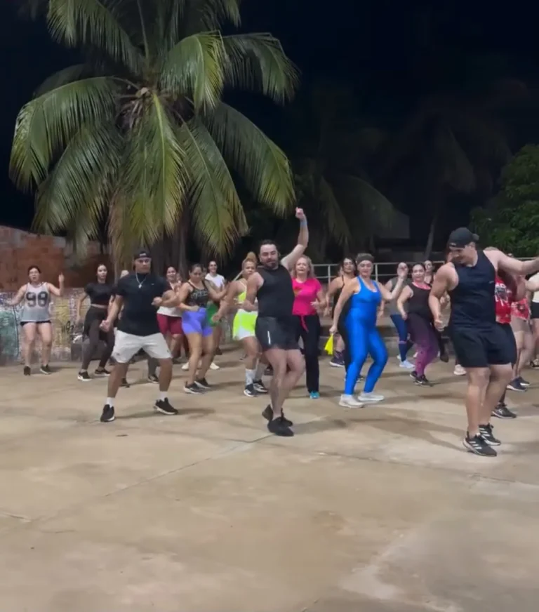 Professor lota praça de Rio Branco com aula gratuita de dança