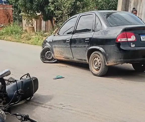 Motociclista fica ferido após acidente com carro no interior do Acre