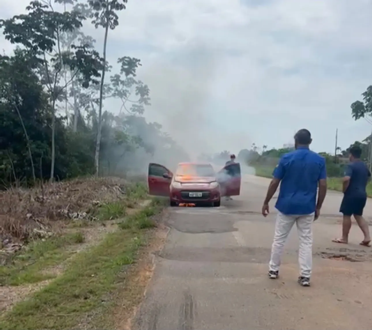 Pane provoca incêndio em veículo na BR-364; ocupantes escapam