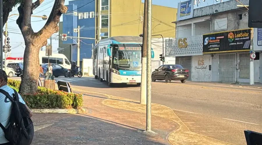 Colisão entre carro e moto mobiliza Samu no centro de Rio Branco