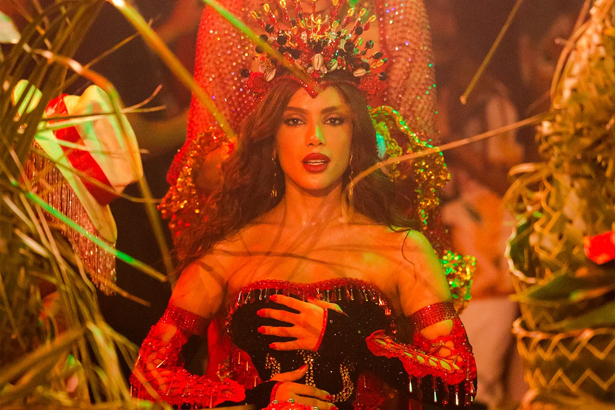 Em coroação na Grande Rio, Anitta avisa comunidade: ‘Vou ficando o quanto vocês quiserem’