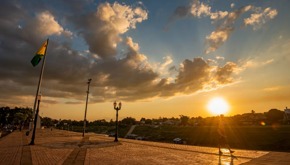 As temperaturas máximas devem variar entre 32°C e 34°C