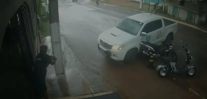 Caminhonete derrapa na chuva e atinge duas motocicletas no Acre