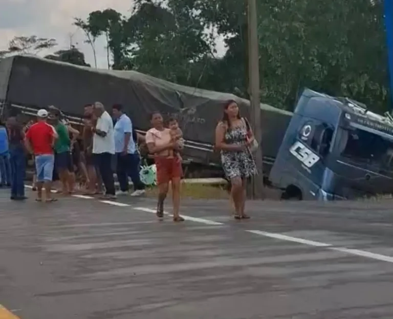 Carreta bitrem sai da pista após motorista perder o controle na BR-364 no interior do Acre