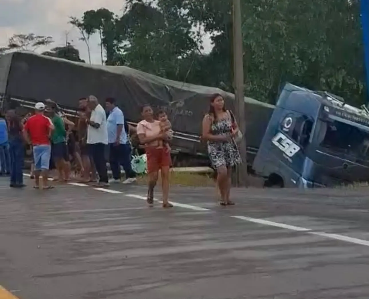 Carreta bitrem sai da pista após motorista perder o controle na BR-364 no interior do Acre