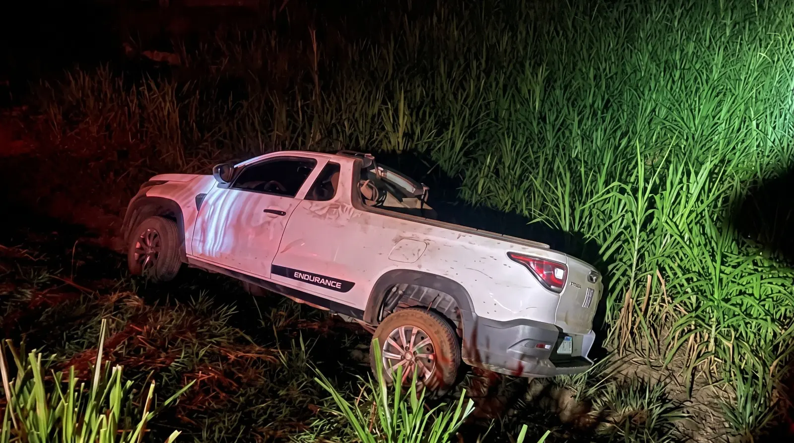 Motorista dorme ao volante, cai em vala e é preso por embriaguez na BR-364
