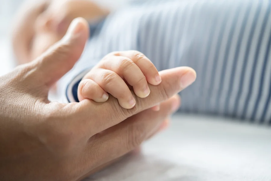 Bebê de 5 meses com falta de ar teria esperado horas por atendimento, denuncia mãe