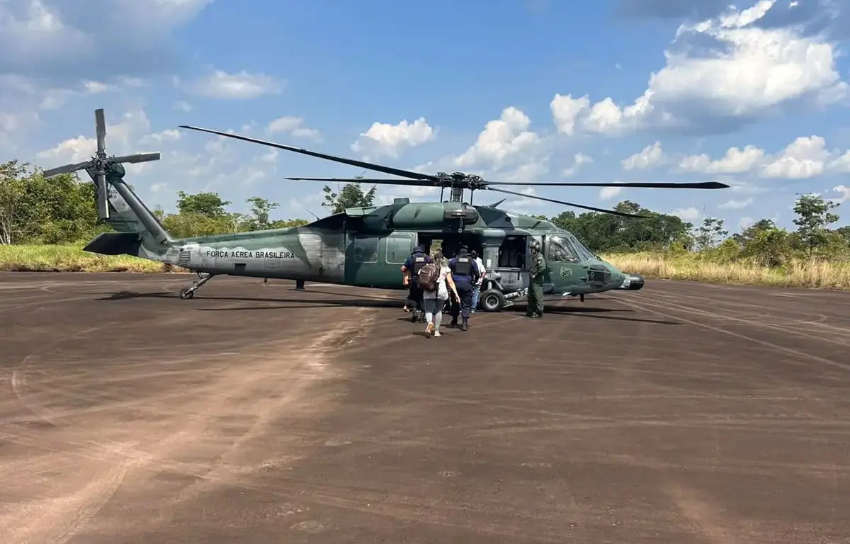 Helicópteros da FAB levam urnas para comunidades de difícil acesso no Alto Acre