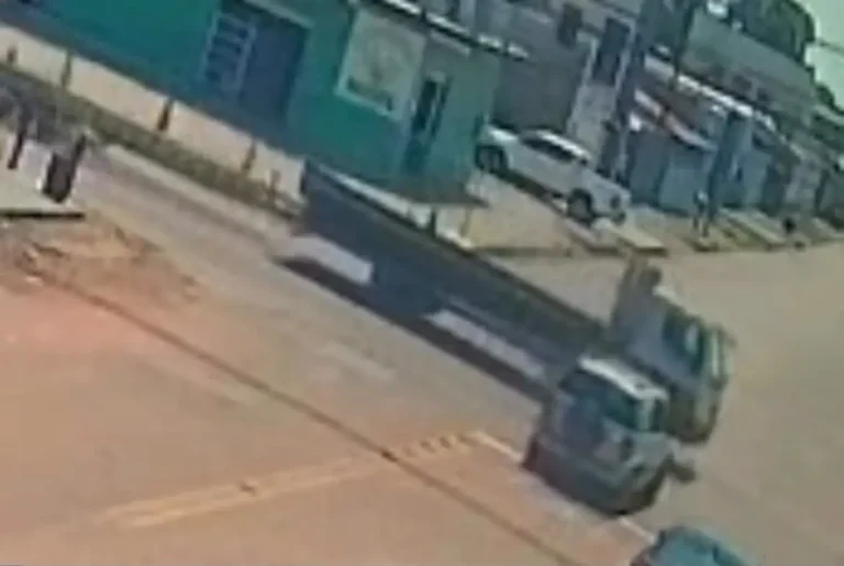 Idosa de 69 anos morre atingida por caminhão após desvio de carro