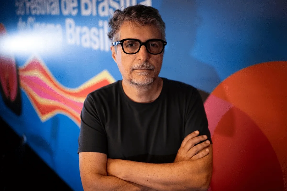 “Fiz o que achava que deveria ser feito”, diz Kleber Mendonça sobre percurso de ‘O Agente Secreto’