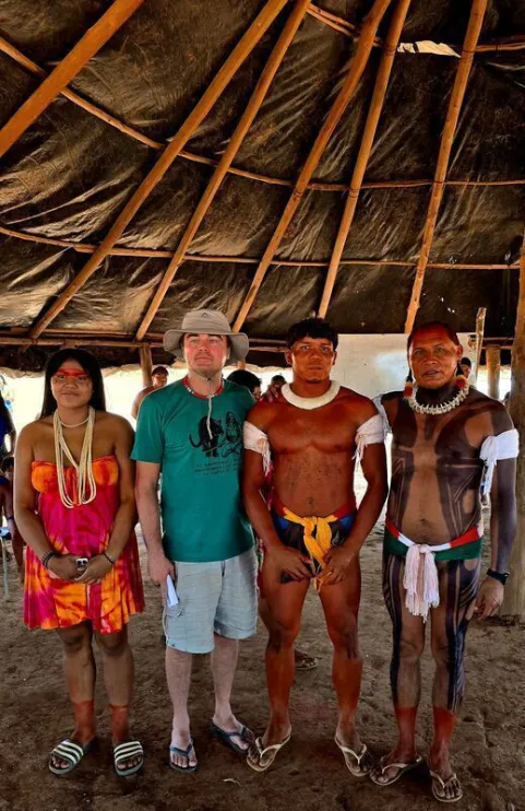 Leonardo DiCaprio homenageia cacique Raoni em visita ao Brasil