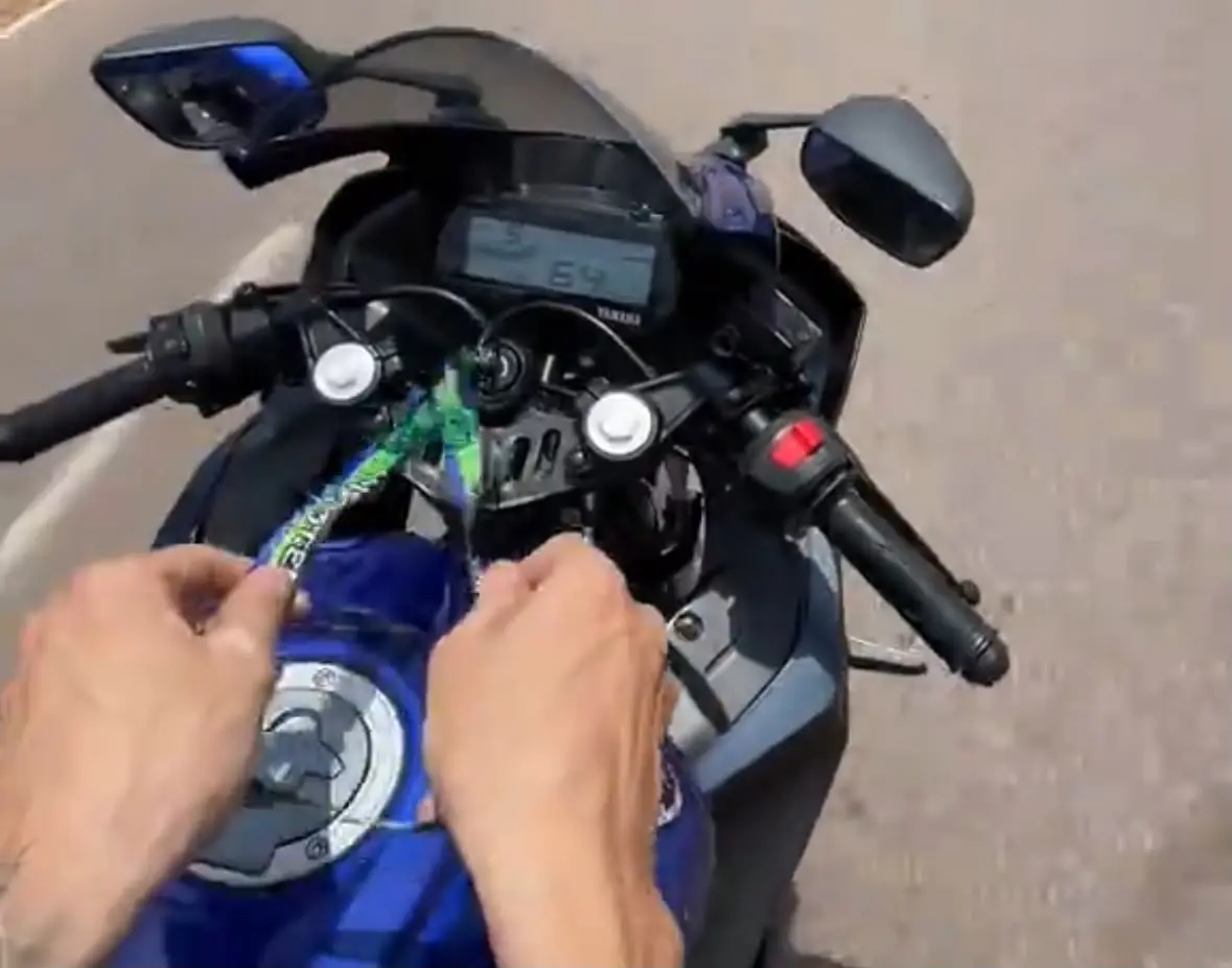 Motociclista deixa pensamentos intrusivos vencerem e ‘cavalga’