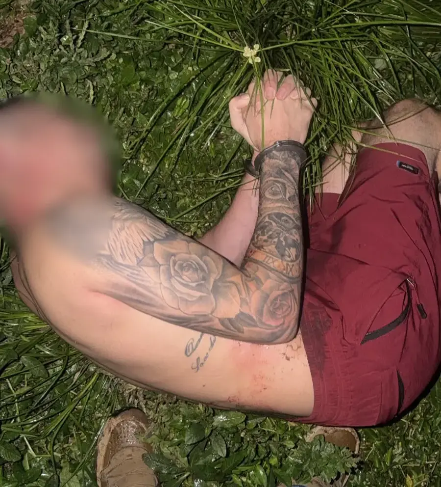Suspeito de homicídio tenta fugir, é baleado pela polícia e acaba preso