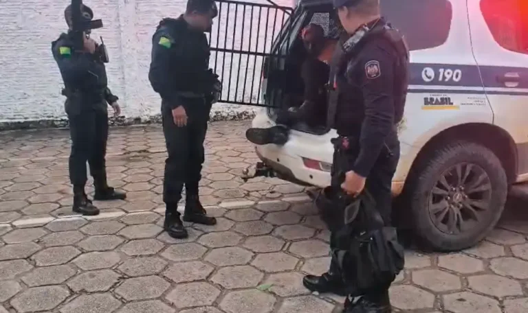 Homem é preso em oficina da Cidade do Povo com arma e colete balístico