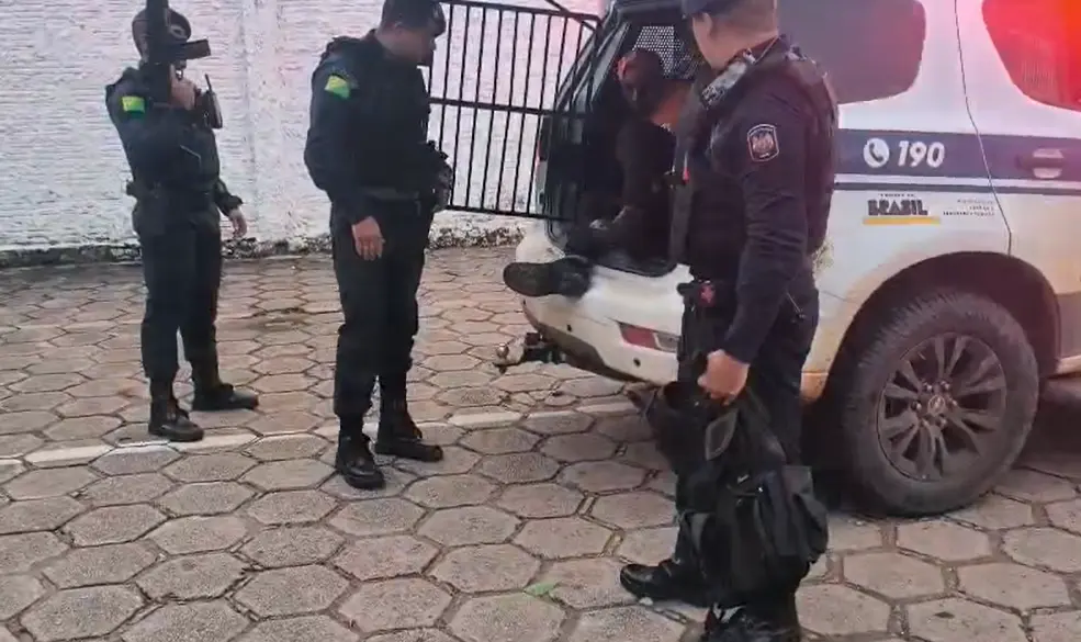 Homem é preso em oficina da Cidade do Povo com arma e colete balístico