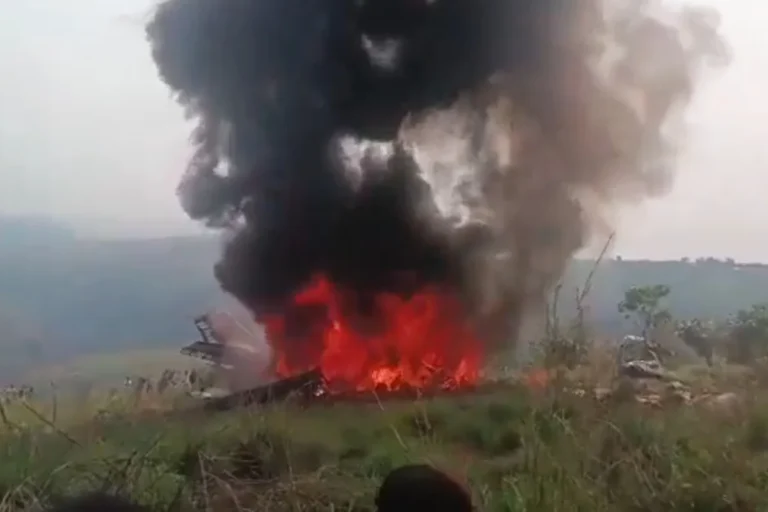 Queda de avião deixa 17 mortos, incluindo dois generais e um bebê