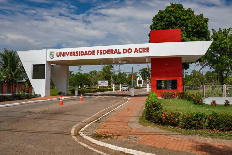 Ufac afasta professor após aluna denunciar suposta importunação sexual