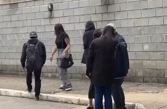 Equipe de Rick & Renner chega a cemitério para despedida de Rick Sollo