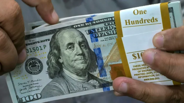 Dólar cai e Bolsa avança com pesquisa eleitoral no radar a uma semana do segundo turno