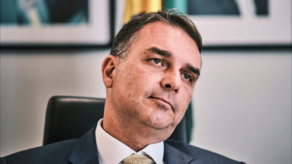 Flávio Bolsonaro advogou para PM acusado de matar menina de 5 anos no Rio