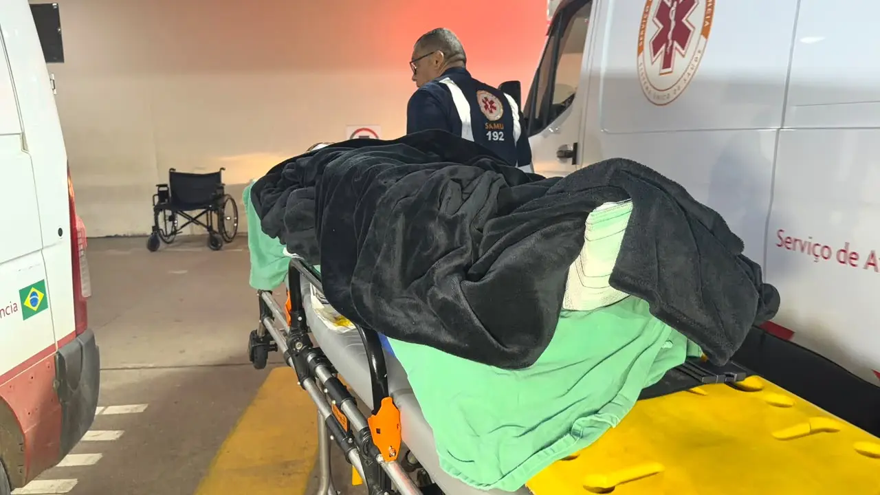 Colisão entre motocicleta e ônibus escolar deixa mãe e filho gravemente feridos na BR-364