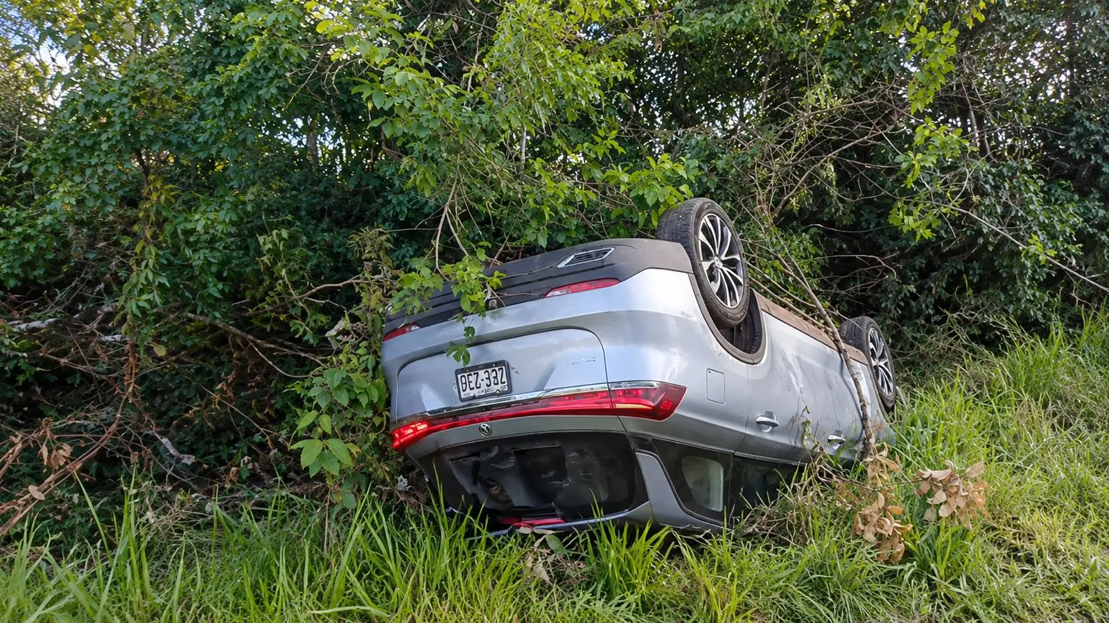 Carro sai da pista, capota e fica de cabeça para baixo na BR-317
