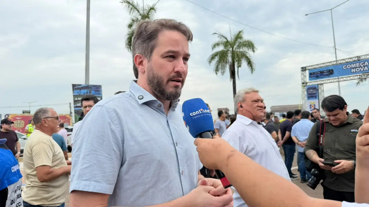 Felipe Tchê destaca chegada de nova frota de ônibus em Rio Branco