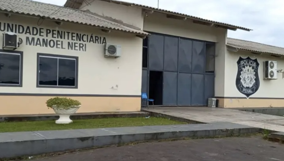 A droga foi apreendida e a visitante recebeu voz de prisão ainda na unidade.