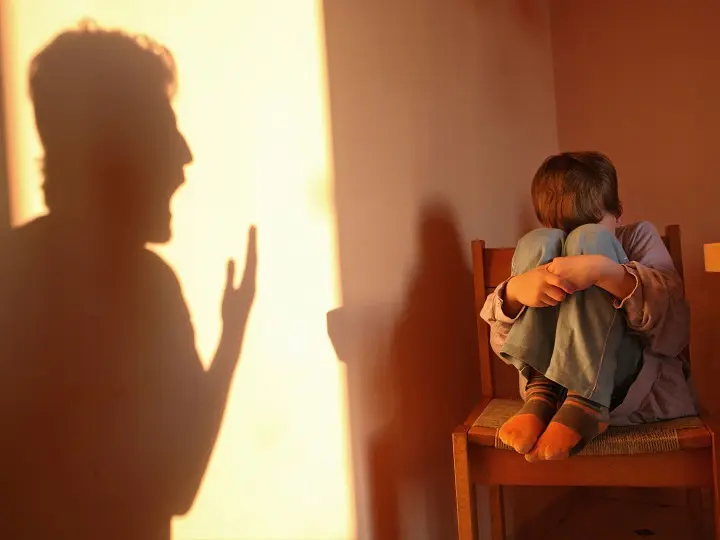Justiça mantém condenação de mãe que bateu em filho de 4 anos com sandália