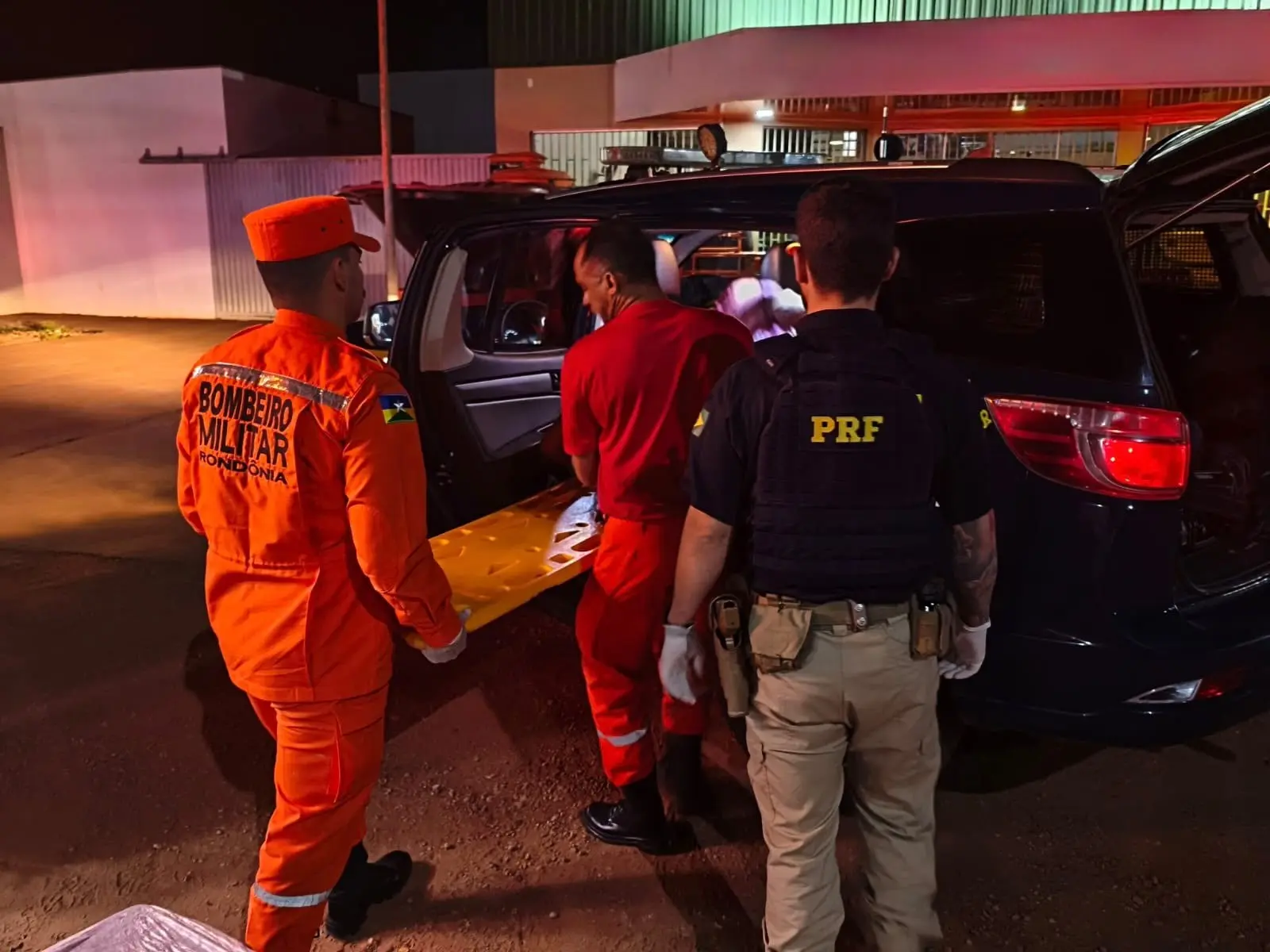 Bebê nasce dentro de viatura da PRF durante atendimento a gestante em rodovia