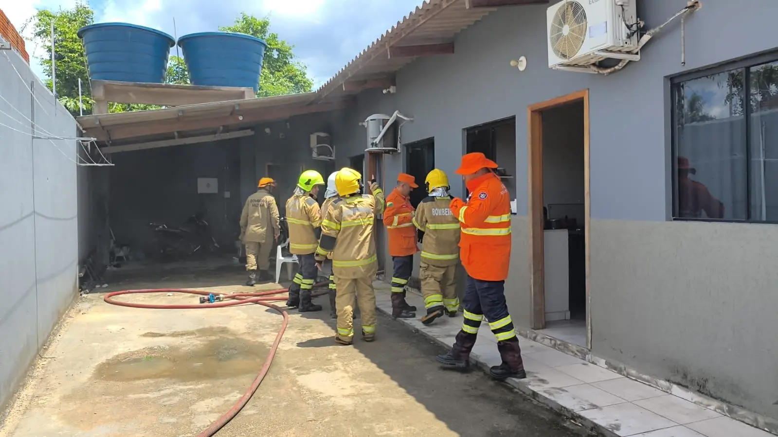 os bombeiros identificaram indícios de que o incêndio teria começado na região do forro