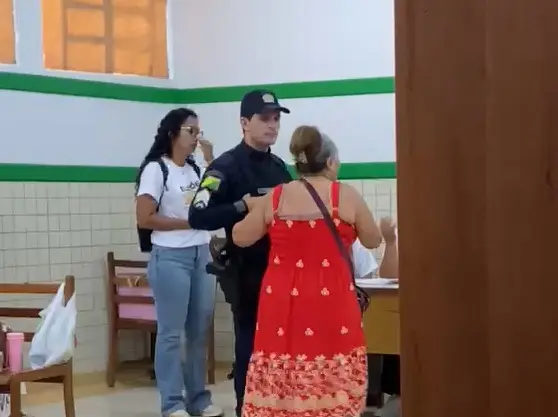 Eleitora chama PM após dizer que candidato não apareceu na urna