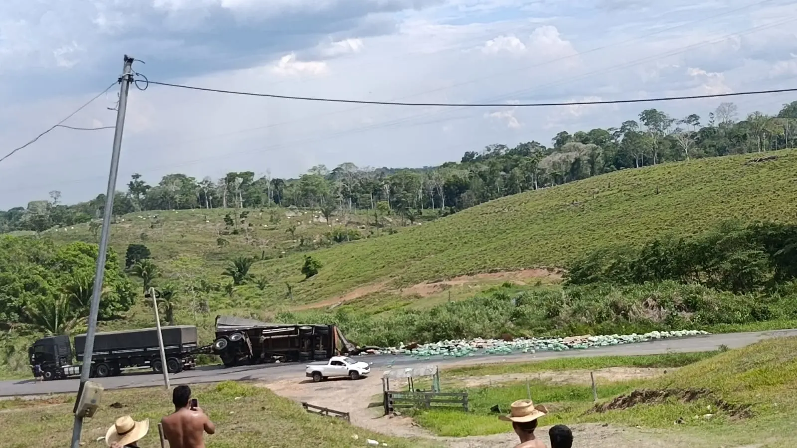 Carreta tomba e espalha carga na BR-364, no interior do Acre